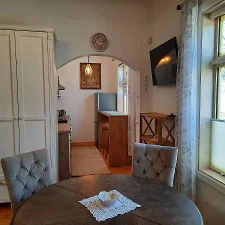 Armas Siseouega Kesklinnakorter, Esplanaadi Tn. Appartement Pärnu